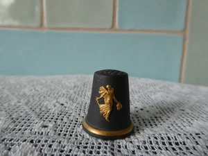 Wedgwood Fingerhut schwarz mit Gold Jasperware Dancing Hour Blumenmädchen - Bild 1 von 7