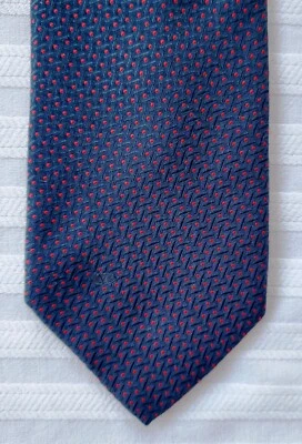 Gravata de seda Valentino texturizada azul marinho com micropontos vermelhos - Imagem 1 de 3