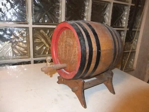 altes Holzfass als Deko - Bild 1 von 3
