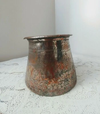 Antigua olla de cobre crudo hecha a mano de Oriente Medio con diseño grabado Foto 1 de 4