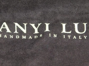 ANYI LU STAUBBEUTEL "HANDMADE IN ITALY" HIER STEHT ~ GOLDENE BUCHSTABEN AUF DUNKLER SCHOKOLADE - Bild 1 von 4