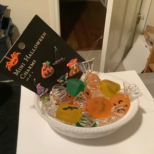 Decorazione Halloween nuova con scatola albero in plastica da appendere caramelle o ciotola espositore con mini ciondoli - Foto 1 di 9