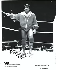 LEYENDA DE LA LUCHA LIBRE PEDRO MORALES FIRMADA 8X10 WWF ETIQUETA CORTE TRIPLE CORONA CAMPEÓN - Imagen 1 de 1