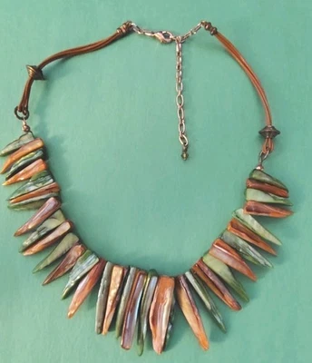 Collar con cuentas SHELL SPIKED color verde y naranja en tono cobre Foto 1 de 4