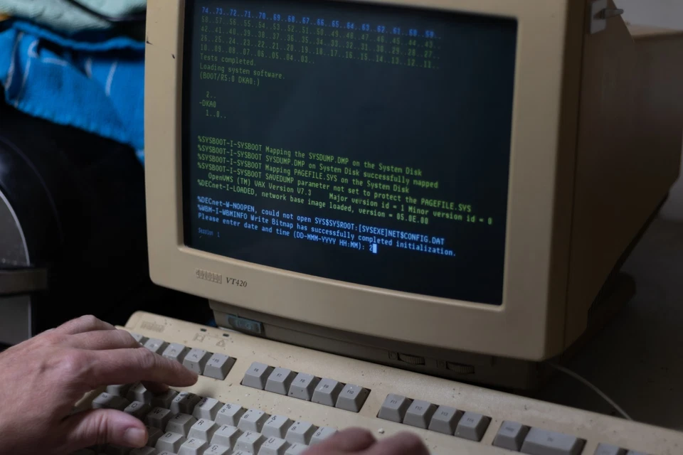 Vintage DEC MicroVAX 3100-90 + 3100 + VT420 Terminal + LK401 Keyboard Bundle - Image 1 of 4