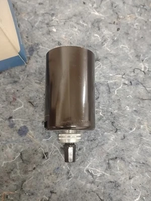 PERILLA INFERIOR LEVITON 2 CIRCUITOS 3 VÍAS BASE MEDIA PORTA LINTERNA MARRÓN 250W NUEVO 4063 Foto 1 de 4