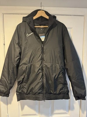 Chaqueta de abrigo Nike de relleno sintético AO1487-010 negra para mujer talla mediana precio de venta sugerido por el fabricante 140 USD Foto 1 de 4