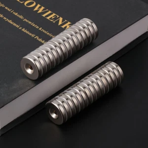 10pz Anello Contrassunto N52 Disco Rotondo Magneti Forti Terre Rare Foro Neodimio - Foto 1 di 13