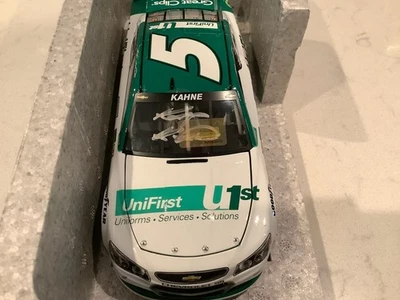 Chevy Unifirst 2017 autografiado por Kasey Kahne fundido a presión con certificado de autenticidad y tarjeta autografiada Foto 1 de 4
