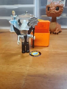 Roblox Celebrity Serie 8 FRINIGUS Figur mit Eisblock Katze virtueller Artikel Code - Bild 1 von 3