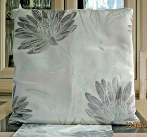 COPRICUSCINO CREMA CON FOGLIE VIOLA FLOREALI/VERDI TAFFETÀ DESIGN JACQUARD - Foto 1 di 3