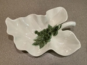 HULL POTTERY TOKAY TUSCANY WHITE W/ GREEN GRAPES LEAF SHAPED 14" DISH 1958-60 - Picture 1 of 9