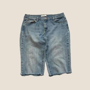LEVI'S 550 Women’s Faded Blue Jean Shorts Jorts size W34 L23 Outerwear