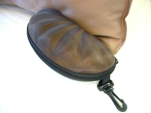 Estuches rígidos para gafas de sol en forma de riñón con clip para cinturón marrón negro CERRAR - Imagen 1 de 16