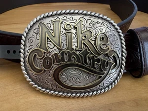 Cinturón de cuero en relieve con hebilla de placa Nike Country para hombre, talla grande, marrón - Imagen 1 de 3