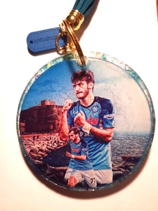 KVARATSKHELIA 77 KVARA NAPOLI SCUDETTO PORTACHIAVI RESINA-FATTO A MANO /HANDMADE - Foto 1 di 1