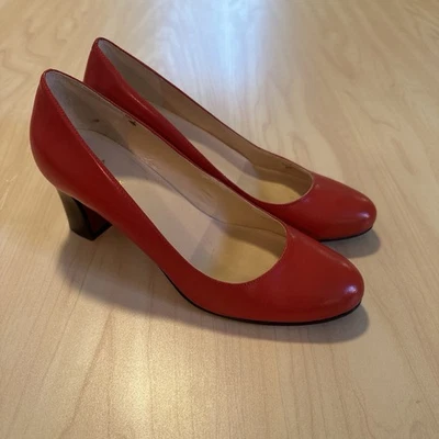 Zapatos de tacón bajo de cuero rojo Cole Haan Edie talla 8B usados en excelente estado. Ventas al por menor $165 Foto 1 de 4