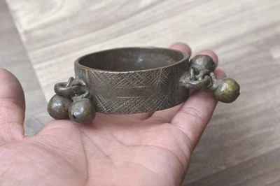 Pulsera infantil tribal étnica grabada a mano de latón vintage mítica gitana Foto 1 de 4