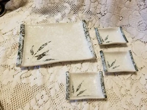 1 rechteckiger Teller im asiatischen Stil + 3 passende Wasabi Geschirr mit Blumenmuster - Bild 1 von 9