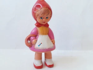 Bambola cigolante vintage con cappuccio rosso in gomma degli anni '70 - Foto 1 di 6