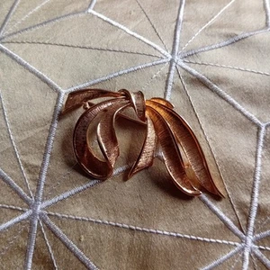 Vintage Signed NAPIER Gold Tone Textured Bow Ribbon Brooch - Picture 1 of 4