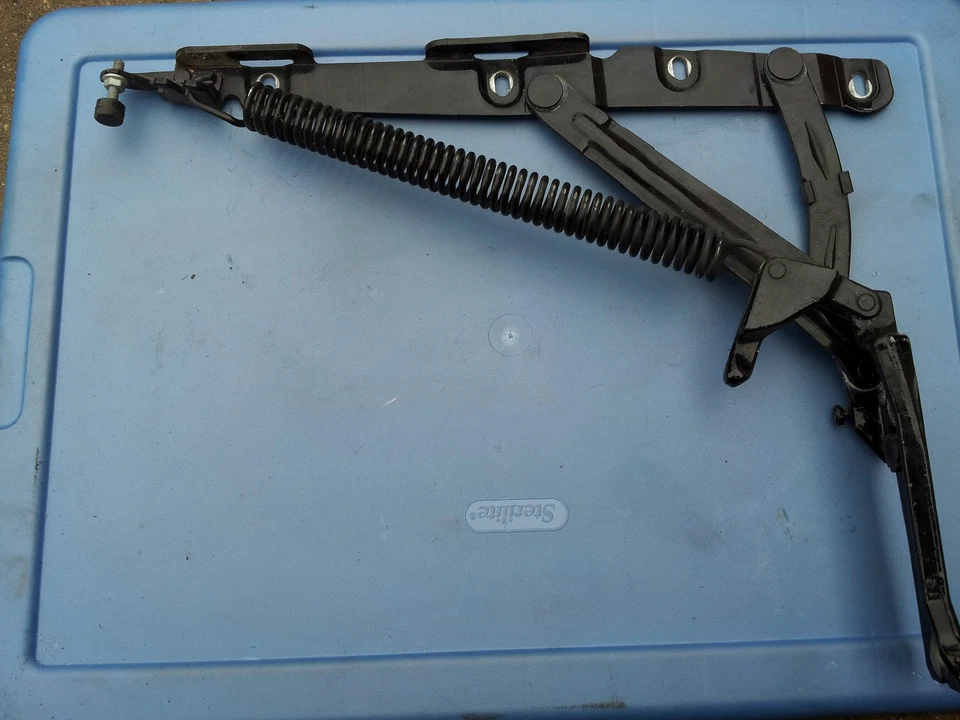 BISAGRA MALETERO TRASERO DERECHO MERCEDES-BENZ W220 S430 S500  Foto 1 de 1