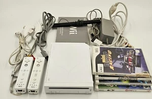 Nintendo Wii Wht RVL-001 Gamecube Compatible Console Controllers Bundle 4 games - Picture 1 of 6