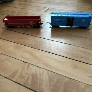 HO Scale Model Power Santa Fe Livestock Cattle Car ATSF 582039 and Hopper - Picture 1 of 8