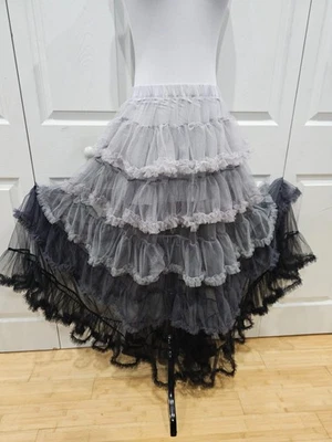 Dolls Kill Sugar Thrillz 灰色黑色 Ombre 透明薄纱神奇结局长裙 — 第 1/4 张图片