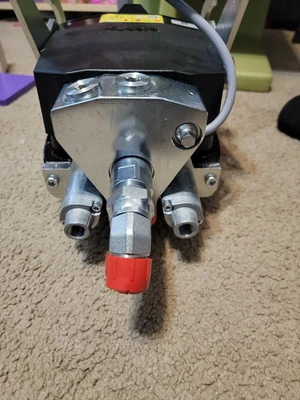 Conjunto de válvula niveladora hidráulica Kubota 7J447-61513 Foto 1 de 4