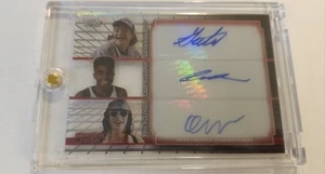 Lucas Dustin Mike Triple Auto 2025 Stranger Things High Tek Gaten Caleb Finn SSP - Imagen 1 de 4