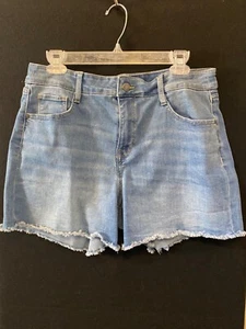 Women’s NINE WEST Slimming Light Wash Frayed Hem Midrise Denim Short Size 6 NWT - Picture 1 of 8