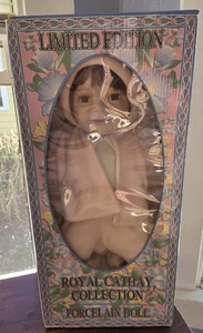 Royal Cathay Porzellan Puppe Mädchen "Teo" - Bild 1 von 6