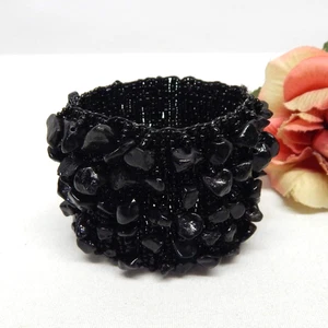 PULSERA ELÁSTICA HECHA A MANO DE PIEDRA DE ÓNIX DE ANCHO ANCHO ANCHO Y CUENTAS DE SEMILLAS DE VIDRIO - Imagen 1 de 2