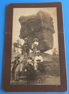 *Original* FAMILIA SOBRE BURROS, BALANCED ROCK, FOTO de Manitou COLORADO 1900 - Imagen 1 de 3