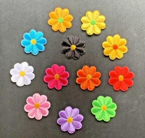 DAISY FLOWER IRON ON PATCH SEW ON BADGE 12 COLOURS BUY 2 OR A PACK OF 10 MIXED - Picture 1 of 14