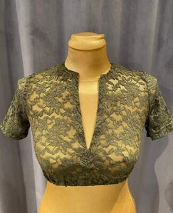 Camicia Dirndl in pizzo punto oro oliva con scollo a V - Foto 1 di 12