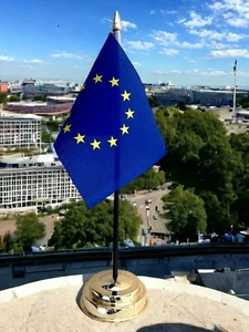EUROPEAN UNION TABLE FLAG 6"X4" 15cm x 10cm WITH GOLDEN BASE 25cm tall BREXIT - Picture 1 of 1