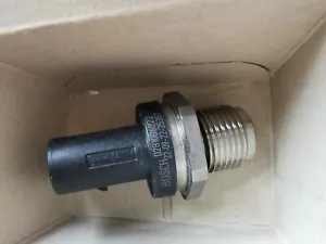 Nuevo sensor de presión de riel de combustible genuino Mercedes DDE Actros Detroit A0071530228 - Imagen 1 de 2