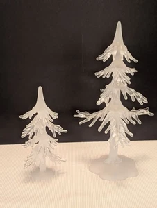 Juego de 2 Dept. 56 estatuillas de árbol de acrílico esmerilado decoración pueblo de invierno 9" y 6" - Imagen 1 de 6