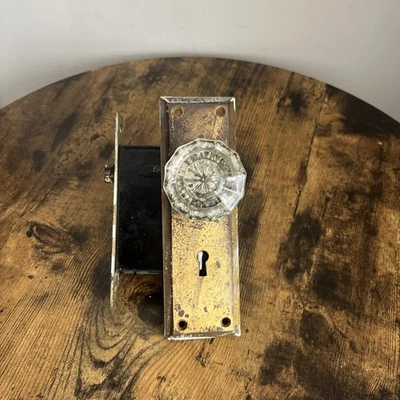 Perilla de puerta de latón de vidrio transparente de 12 puntos de Yale de colección de principios de 1900 hecha en EE. UU. Foto 1 de 4