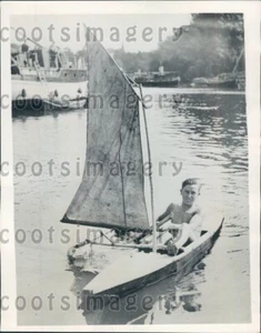 1933 Britische Jugend in kleinem Segelboot er baute Themse Pressefoto - Bild 1 von 2