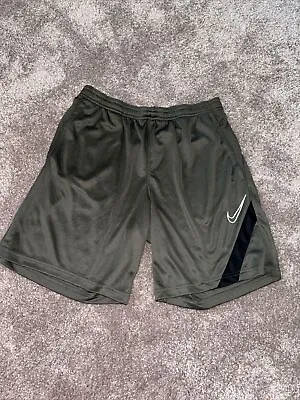 Pantaloncini Sportivi Nike Dri-FIT Taglia Verde Gioventù Media Età 10-12 In Perfette Condizioni • 5.77€