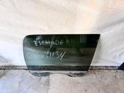 Стекло на заднюю правую пассажирскую дверь 07–14 Cadillac Escalade ESV - Изображение 1 из 4