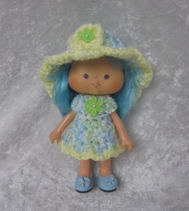 Made to fit STRAWBERRY SHORTCAKE #16 Handarbeit Kleidung, Häkelkleid & Mütze Set - Bild 1 von 3
