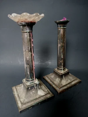 Juego de 2 candelabros antiguos de bronce de ley corintio (TAL CUAL) Foto 1 de 4