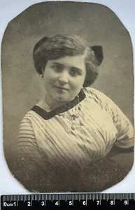 Pretty Cute Young Woman Charming Attractive Lady Girl Portrait Snapshot Photo - Bild 1 von 3