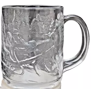 Vintage viktorianische Weihnachten Schlittenfahrt Glas Becher geprägt Feiertag Tasse Luminarc USA - Bild 1 von 11