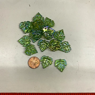 Cuentas vintage de plástico verde claro iridiscente con forma de hiedra de uva - 24 piezas Foto 1 de 4