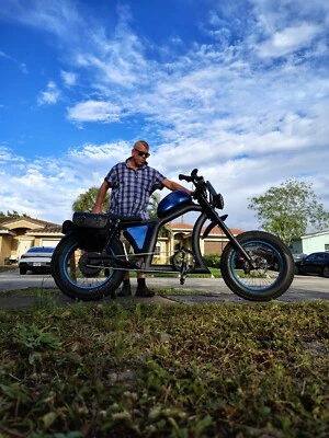 Chopper bicicleta eléctrica espejos personalizados alforjas guardabarros trasero Foto 1 de 4